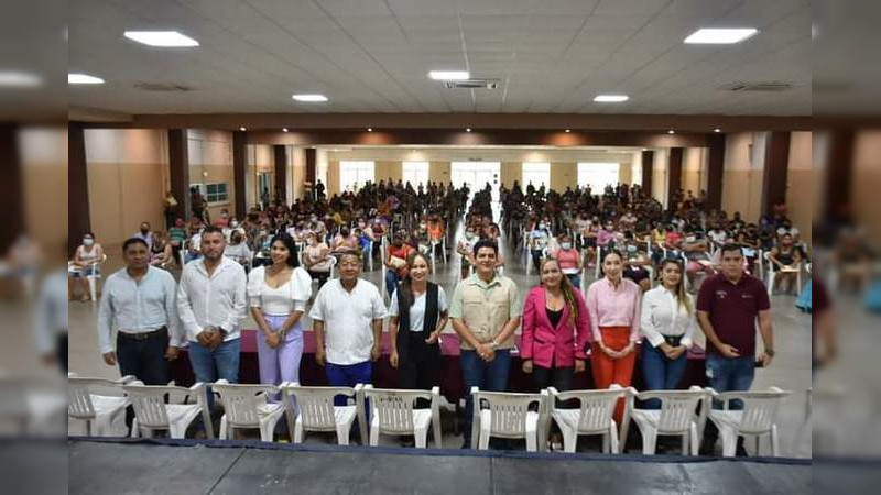 Entregan 1800 Tarjetas de Becas Bienestar “Benito Juárez”  