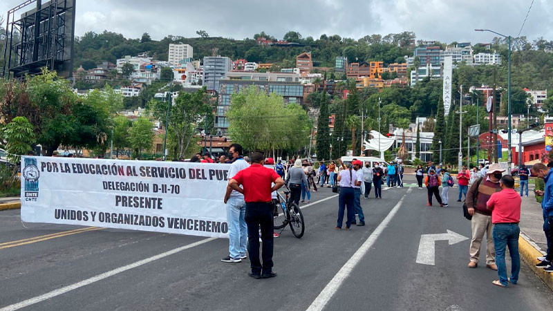 CNTE bloquea circulación en la avenida  Ventura Puente de Morelia 