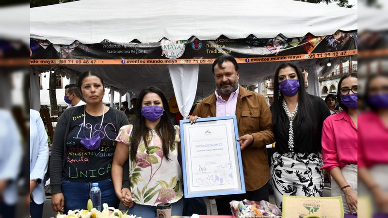 Olimpia Coral y Julio Arreola toman protesta a los Sistemas de las Mujeres en Pátzcuaro 