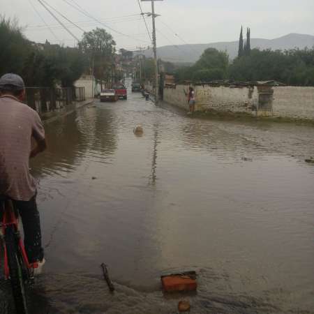 Policías ayudan a población afectada por lluvia en Huandacareo, Michoacán - Foto 5 