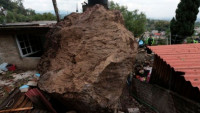 Fuertes lluvias provocan caída de roca en Xochimilco; mujer y su bebé resultan heridos