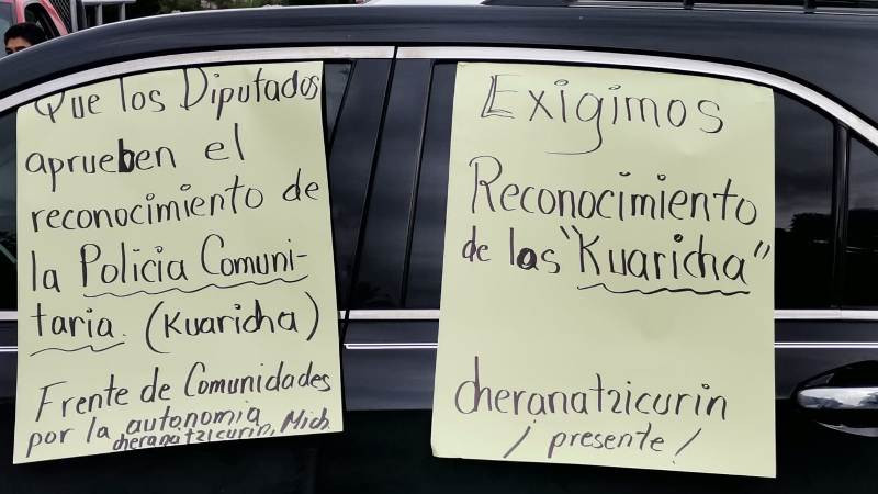 Bloquean carreteras en Michoacán; demandan legislar policías comunitarias