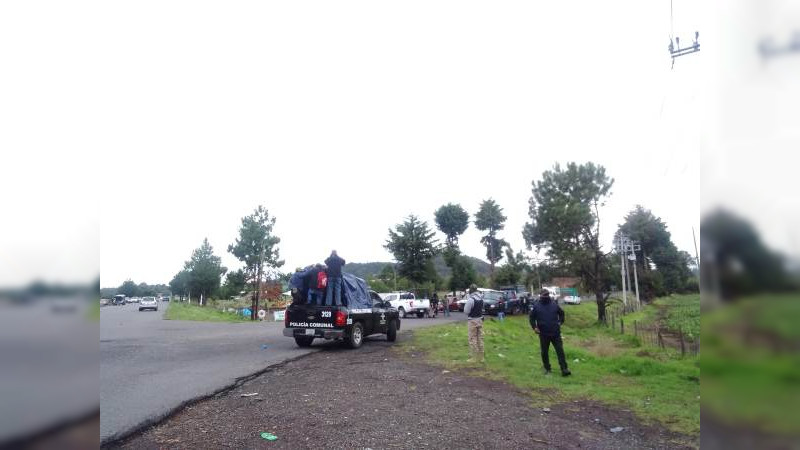 Bloquean carreteras en Michoacán; demandan legislar policías comunitarias