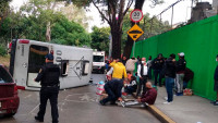 Vuelca camión del transporte público y deja 11 lesionados en Río Churubusco de la CDMX