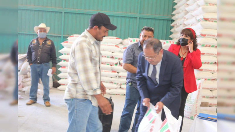 Téllez Marín entregó fertilizante a productores agrícolas de Ciudad Hidalgo