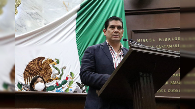 Propone Ernesto Núñez sancionar a médicos “patito” o que invadan funciones 