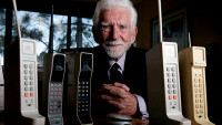 Las personas deben dedicar menos tiempo a dispositivos, asegura el inventor del teléfono móvil