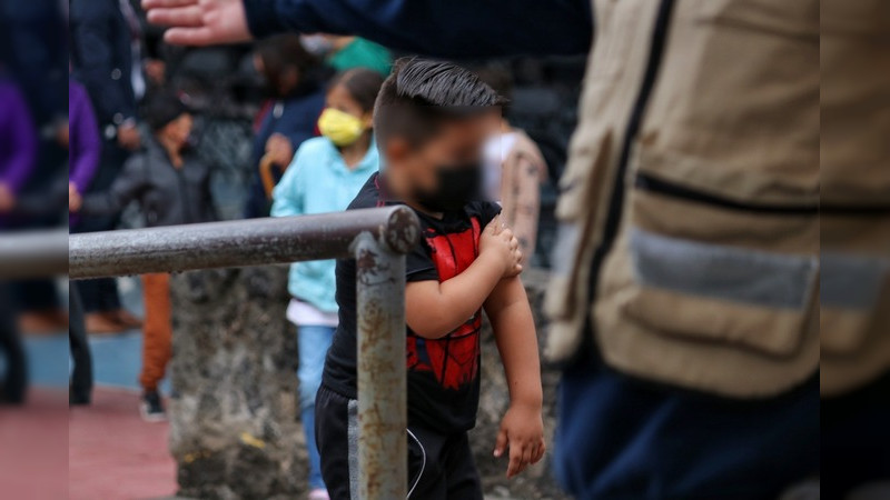 Suelten el celular | Personal de salud pide a papás atender a sus hijos en jornada de vacunación 