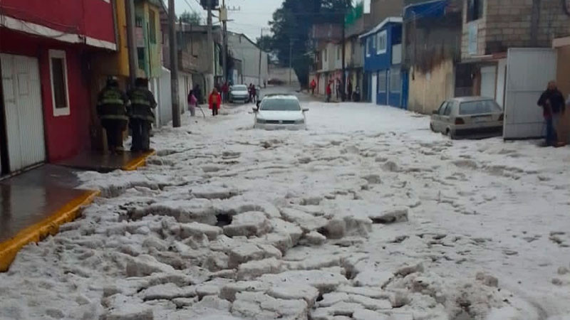 Granizada sorprende a habitantes de Toluca y pinta de blanco sus calles 
