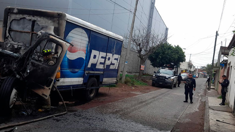 Bloqueo y quema de autos en Uruapan por presencia de la SEDENA; creyeron que era operativo 