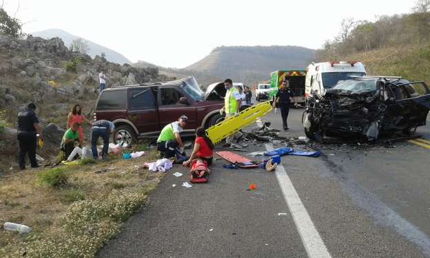 Tragedia en la autopista Siglo XXI: cinco muertos y nueve heridos en choque