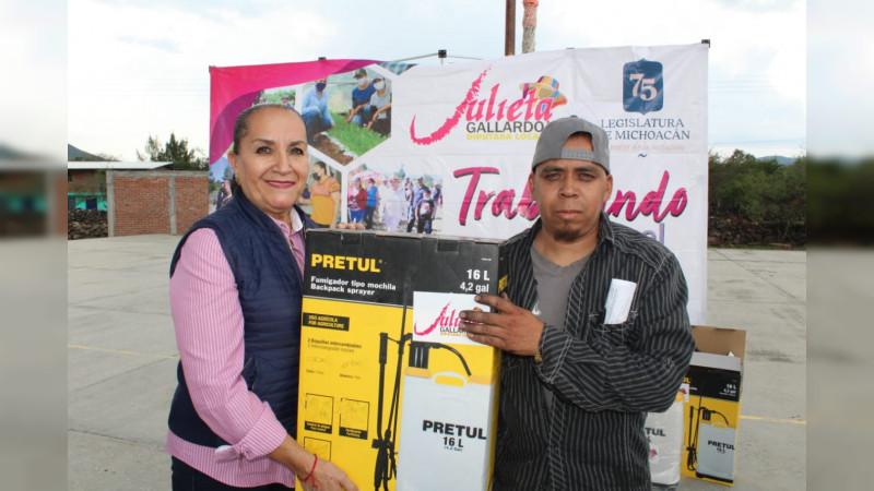 Julieta Gallardo entrega mochilas aspersoras en comunidades de Michoacán 