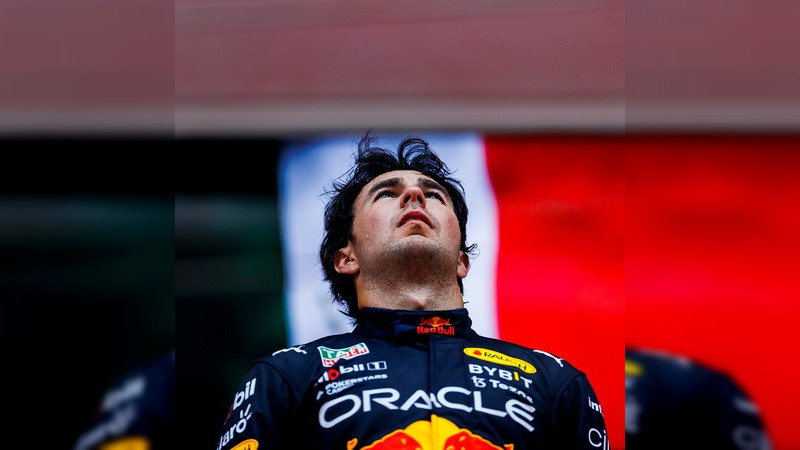 Carlos Sainz se lleva el podio en primer lugar, seguido por Checo Pérez en segundo lugar  