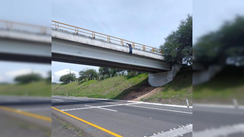Cuelgan cuerpo en un puente de la autopista México- Guadalajara a la altura de Cuitzeo, Michoacán 