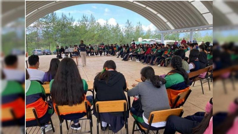 Cecytem Lagunillas capacita a jóvenes sobre delitos cibernéticos 