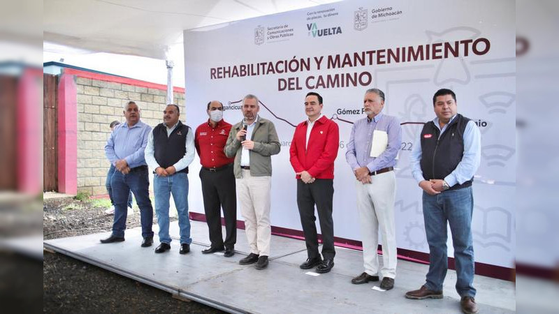 Arranca Bedolla rehabilitación de tramo carretero en Tangancícuaro