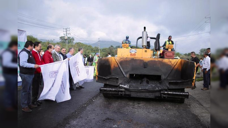Arranca Bedolla rehabilitación de tramo carretero en Tangancícuaro 