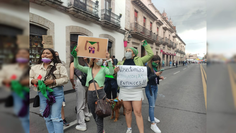 Se manifiestan colectivos feministas frente al Congreso de Michoacan 