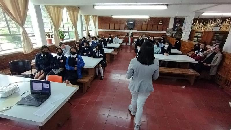 Más de 10 mil docentes, directivos y alumnos participan en talleres contra la violencia escolar: SEE