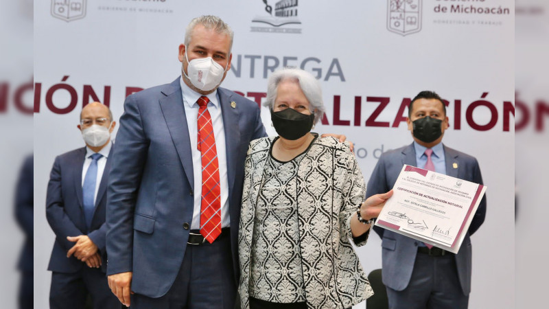 Entrega Bedolla certificados a notarios de Michoacán
