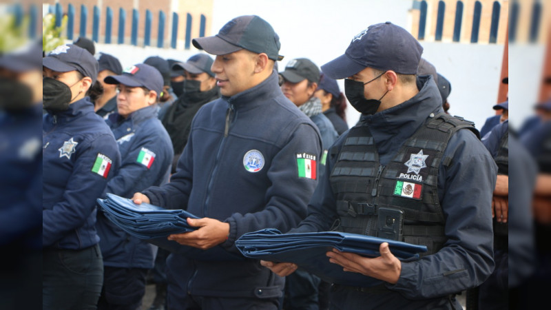 Presidente Municipal de Hidalgo entregó 120 impermeables a elemento de seguridad pública y tránsito municipal