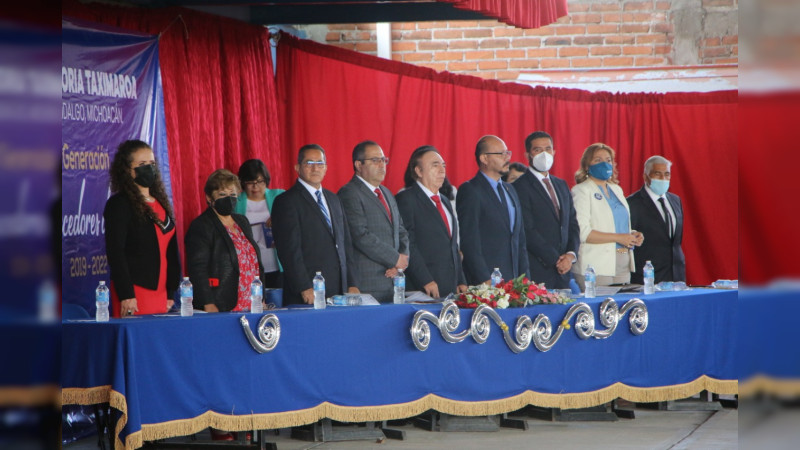 Presidente Municipal de Hidalgo, asistió a la ceremonia de graduación de la Escuela Preparatoria Taximaroa
