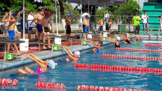La unidad deportiva Adolfo López Mateos, sede del campeonato estatal de natación de novatos que reúne a más de 190 atletas - Foto 1 