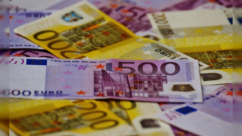 Euro prácticamente iguala el valor del dólar por primera vez en 20 años  