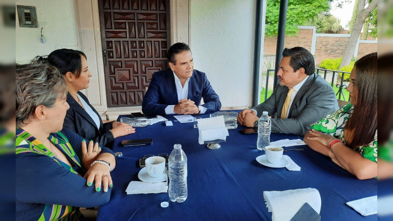 Silvano Aureoles, quien intentó tirar las elecciones, saqueó y hundió a Michoacán en la violencia, discute con diputados el "desarrollo" de la entidad 