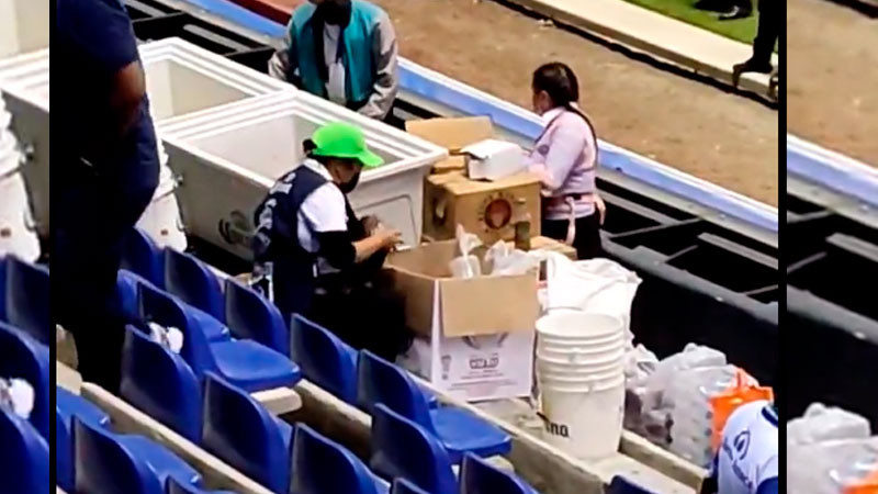 Acusan a vendedor de cerveza de reciclar vasos en estadio de Puebla; club lo niega 