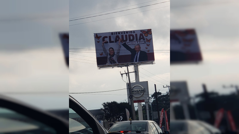 Colocan en Zitácuaro espectacular de Claudia Sheinbaum, previo reunión de mandatarios; "Esto ya es campaña": Habitantes 