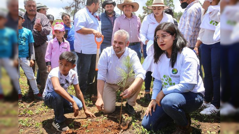 Firma Bedolla primera declaratoria de Zona de Restauración Ambiental en el cerro El Cobrero