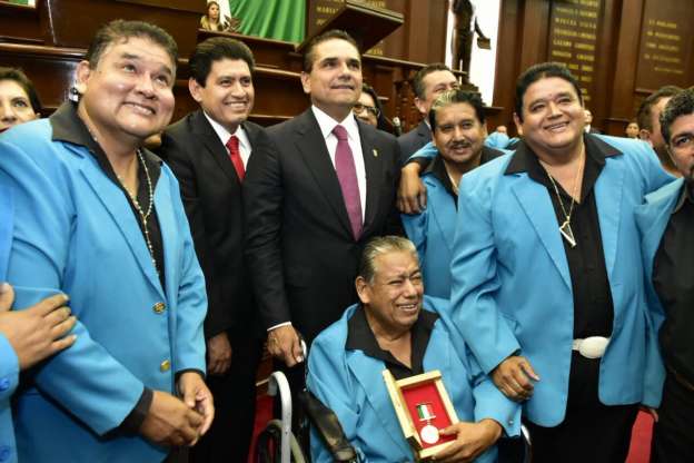 Entrega Congreso de Michoacán máximo reconocimiento a grupo de narcocorridos 