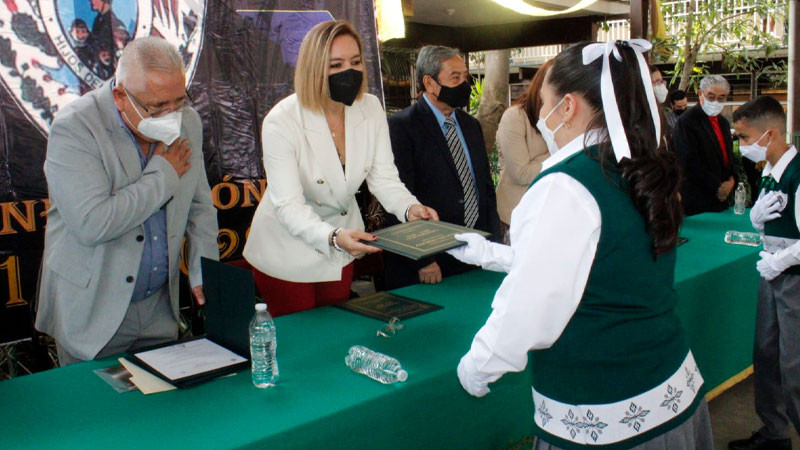 SEE reconoce ardua y noble labor de maestros y padres en ciclo escolar  