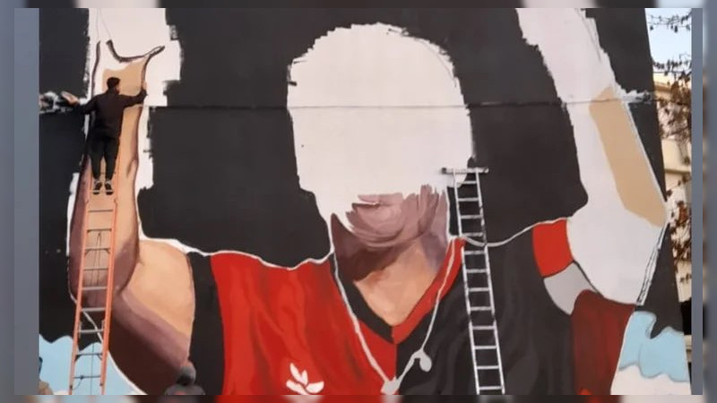 Balean a inchas mientras pintaban mural en honor de Maradona y Messi en Argentina 
