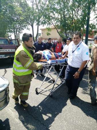 Ocho lesionados y probable muerto, deja aparatoso accidente sobre la salida Quiroga, en Morelia - Foto 1 