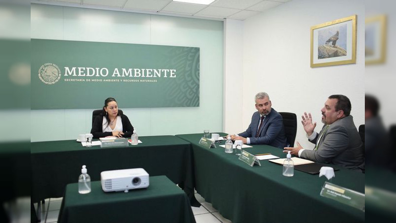 Gobierno de Michoacán y Semarnat van por agenda común para proteger bosques 