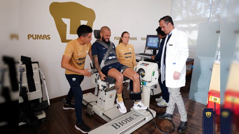 Dani Alves vistió los colores del equipo universitario durante sus pruebas médicas 
