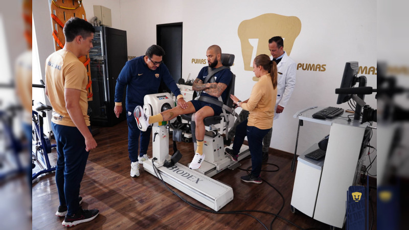 Dani Alves vistió los colores del equipo universitario durante sus pruebas médicas 