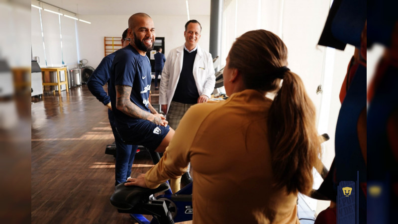 Dani Alves vistió los colores del equipo universitario durante sus pruebas médicas 