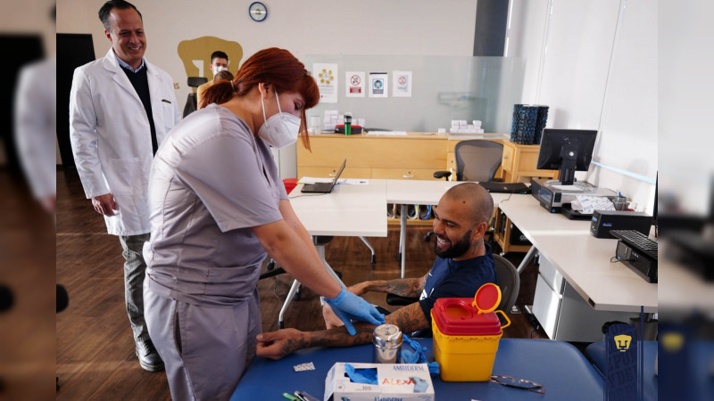 Dani Alves vistió los colores del equipo universitario durante sus pruebas médicas 