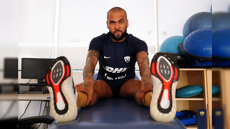 Dani Alves vistió los colores del equipo universitario durante sus pruebas médicas 