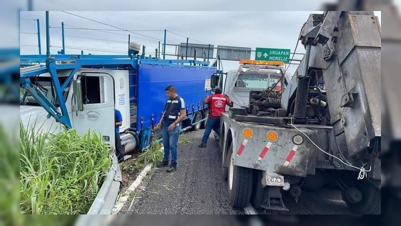 Choca tráiler con un vehículo en la Siglo XXI
