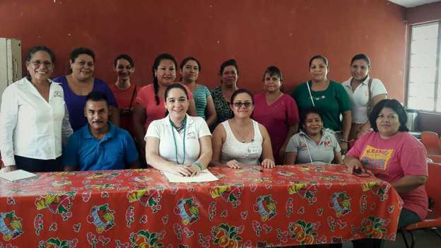 Entregan reconocimientos a mujeres que concluyen curso de medicina alternativa - Foto 0 