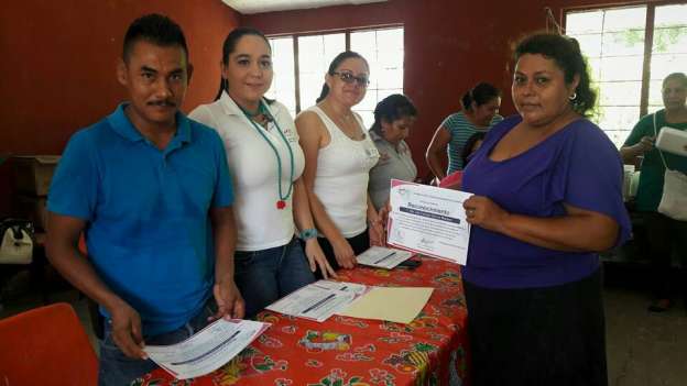 Entregan reconocimientos a mujeres que concluyen curso de medicina alternativa - Foto 1 