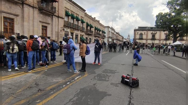 Normalistas de Cherán piden 400 plazas con la retención de unidades comerciales  