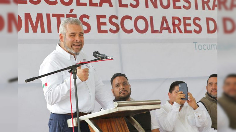 Bedolla entrega apoyos de “La Escuela es Nuestra” en Tocumbo 