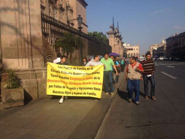 Padres de familia y alumnos de la primaria Madero y Pino Suárez, demandan a la directora del plantel por nepotismo - Foto 0 
