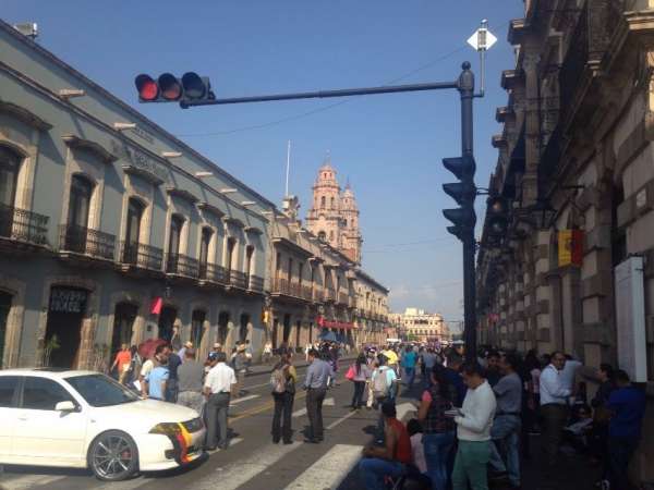 Maestros bloquean la Avenida Madero 
