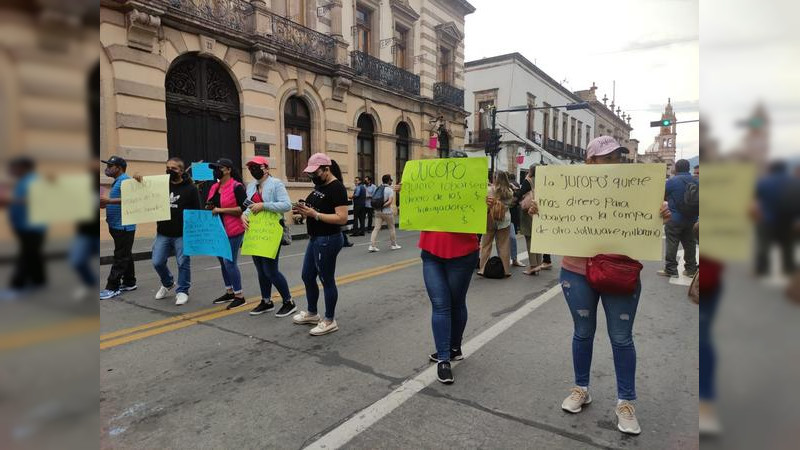 Protestan trabajadores de confianza afuera del Poder Legislativo de Morelia 